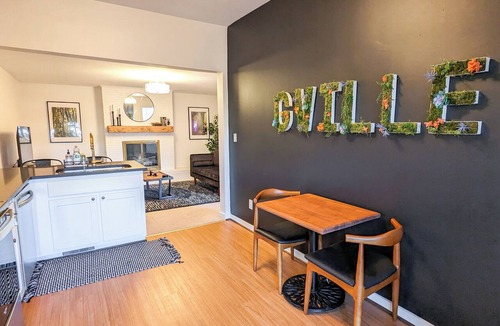 Pettigru Street Historic District Apartment | 1 bedroom apt, Steps from Swamp Rabbit Trail, 15 minute walk to Main st.