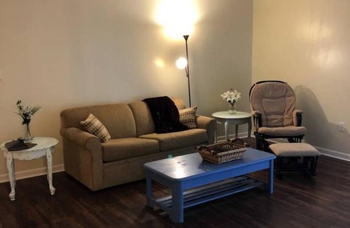 East Ridge Apartment | 1 bedroom efficiency apt-Mins from Downtown!!