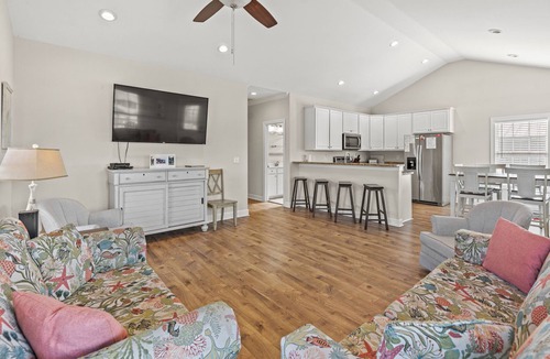 Crescent Beach House | 1 Big Mac, Spacious 5 BR Pet Friendly, Luxury Home