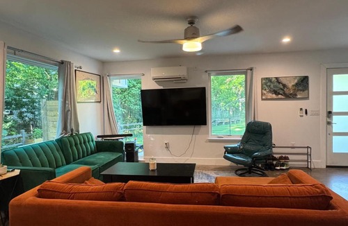 Blackshear-Prospect Hill House | 1 full bed with EnSuite bath surrounded by greenery