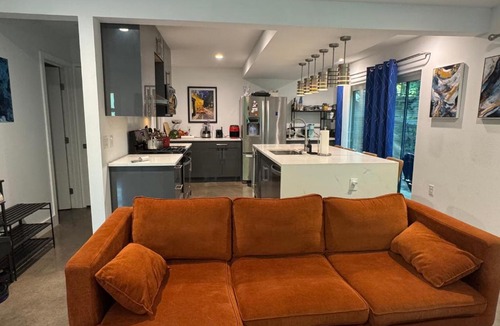 Blackshear-Prospect Hill House | 1 full bed with EnSuite bath surrounded by greenery