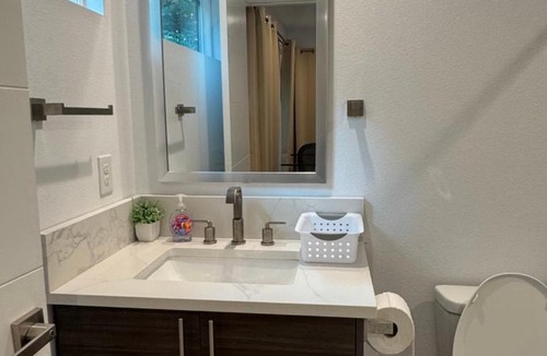 Blackshear-Prospect Hill House | 1 full bed with EnSuite bath surrounded by greenery