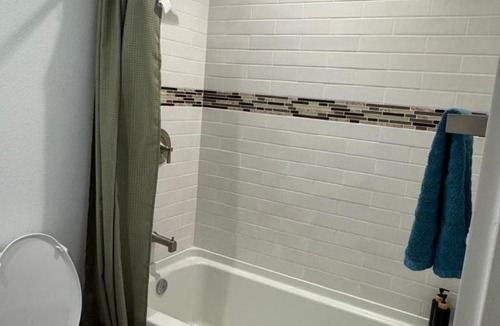 Blackshear-Prospect Hill House | 1 full bed with EnSuite bath surrounded by greenery