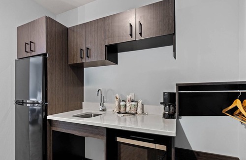 Sandston Apartment | 1 King Bed|Mobil Acc RI Shwr NS Kitchen