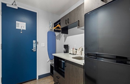 Sandston Apartment | 1 King Bed|NS| Kitchen