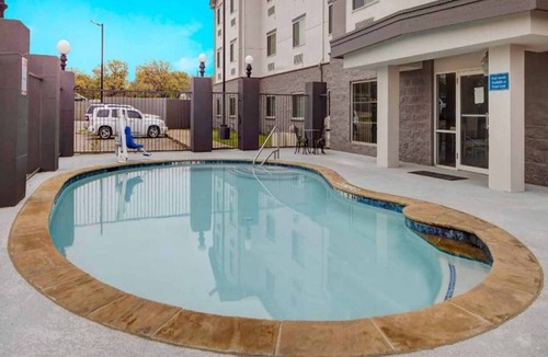 Balch Springs Apartment | 1 King Bed | Suite, Non-Smoking, Hot Tub