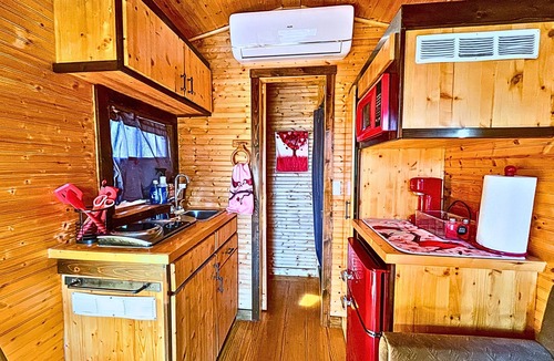 Eastland Cabin | 1 Lakefront Tiny Home | Couples’ Glamping Getaway at Lake Eastland