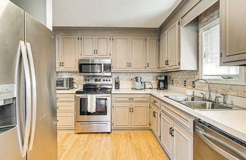 Myrtle Beach Cottage | 1 Mi to Broadway at the Beach: Home w/Large Yard!