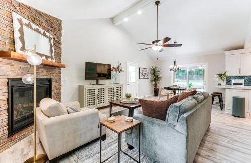 Alpharetta House | ~ 1 Mi to Dtwn Alpharetta: Home w/Screened Porch!