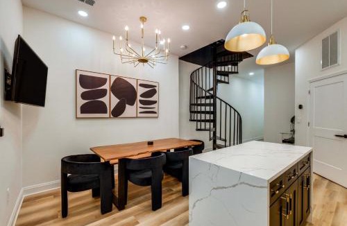 Church Hill House | 1 Mi to Dtwn: Hot Tub Haven in Richmond!