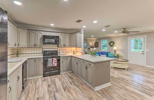 Olde Town House | 1 Mi to Old Town Bluffton: Home w/Screened Porch