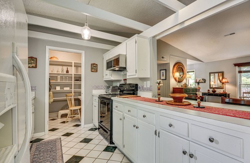 Greensboro House | 1 Mi to Science Center & Park! Pet-Friendly Haven