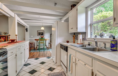 Greensboro House | 1 Mi to Science Center & Park! Pet-Friendly Haven