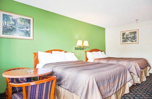 Ashburn Hotel | 1 Mile to Downtown Ashburn | 2 Queen Bed Room near I-75 South Georgia
