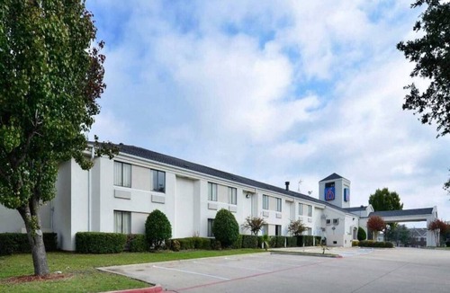 Plano Apartment | 1 Queen Bed | ADA/RI Shower/Non-Smoking