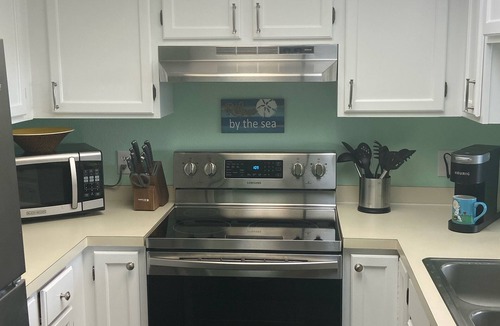 Surf City Condo | #1 Vrbo Rated Surf City Condo! 1 min walk to Beach & Pool! 1 Bedroom + Bunks 😃