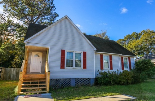 Mount Pleasant House | 10 Minutes to Beach & Downtown! Renovated Dog Friendly Home w/Bunk Bedroom & Fenced Backyard