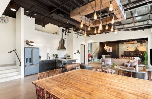 East Cesar Chavez House | 10BR/26 Bed - Pool, Roofdeck, Garden Bars, Walk To Everything!