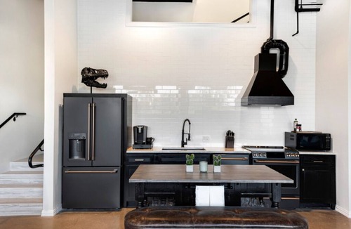 East Cesar Chavez House | 10BR/26 Bed - Pool, Roofdeck, Garden Bars, Walk To Everything!