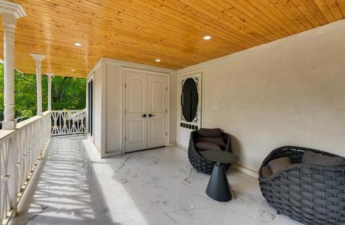 Americus House | 11 Acres & Balcony! Sleek Retreat in Americus