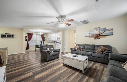 Montopolis House | 13 Beds | Pool | Mini Golf | Grill | Large Groups