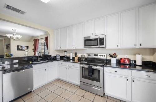 Montopolis House | 13 Beds | Pool | Mini Golf | Grill | Large Groups