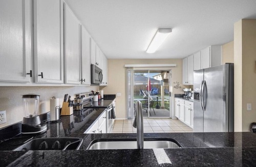 Montopolis House | 13 Beds | Pool | Mini Golf | Grill | Large Groups