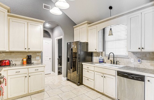Brunswick House | 14 Mi to Jekyll Island: Luxe Brunswick Home
