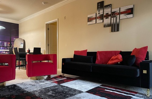 Executive Park Apartment | 15Mins or less to Uptown and Close attractions! URBAN DELUXE SUITE