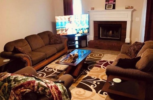 Oak Hill House | 18 minutes to Downtown Covington Square Walk of Stars and Great Restaurants