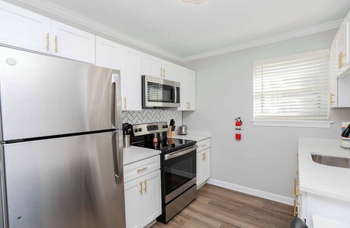 Cottage Line Apartment | 1866 EOV Wave Suite