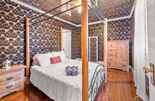 Baldwin House | 1875 Historic Manor, 5 Acres Near Helen & Wineries