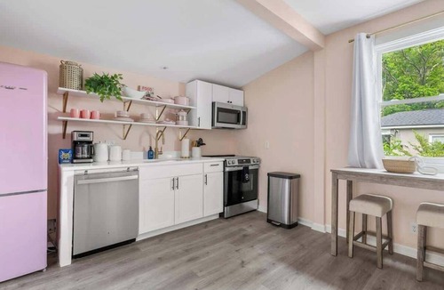 Cannonborough Elliotborough Apartment | 1880s Charleston Single. Bermuda Suite one bedroom