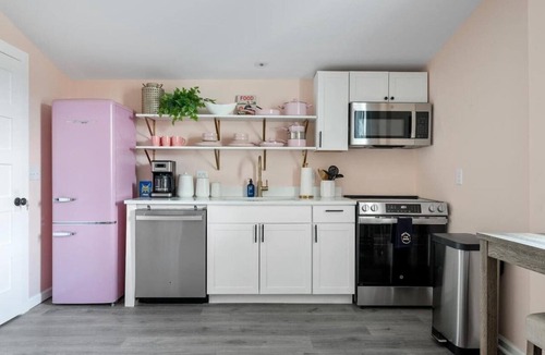 Cannonborough Elliotborough Apartment | 1880s Charleston Single. Bermuda Suite one bedroom
