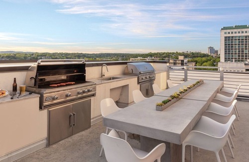 West End Resort | 1BD/Austin - Rooftop Pool & Firepit, BBQ!
