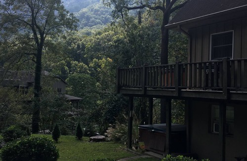 Mill Spring Ski Chalet | 1BR Garden View 1 Bottom floor of Chalet - Hot tub- Grill
