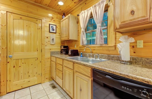 Smoky Mountains Ski Chalet | 1BR, hot tub, jacuzzi. Free attraction tickets!