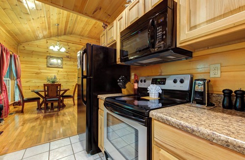 Smoky Mountains Ski Chalet | 1BR, hot tub, jacuzzi. Free attraction tickets!