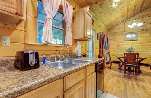 Smoky Mountains Ski Chalet | 1BR, hot tub, jacuzzi. Free attraction tickets!