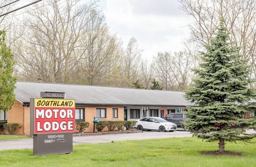 Riverview Apartment | 1BR w/Smart TV | AC | Self Check-in | MI