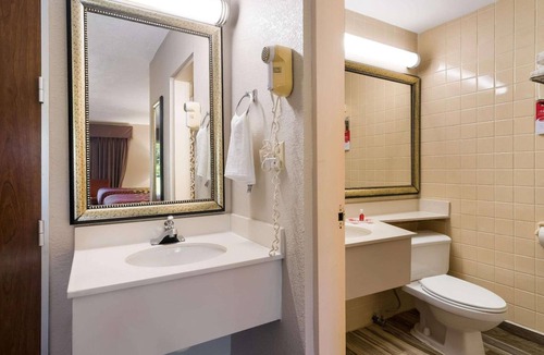 Perry Hotel | 2 Accommodations near Georgia Artisan Center | Free Parking | Pet Friendly