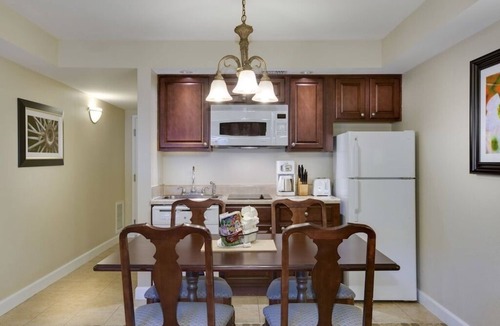 Williamsburg Condo | 2 BDRM SLEEPS 6 HISTORIC PATRICK HENRY SQUARE INDOOR SALTWATER POOL, 24 HOUR GYM