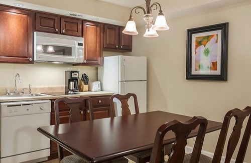 Williamsburg Condo | 2 BDRM SLEEPS 6 HISTORIC PATRICK HENRY SQUARE INDOOR SALTWATER POOL, 24 HOUR GYM