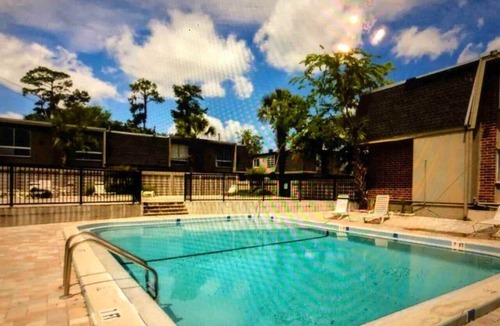 Gainesville Condo | 2 bedroom 1 bath condo 1 block to Shands (4)