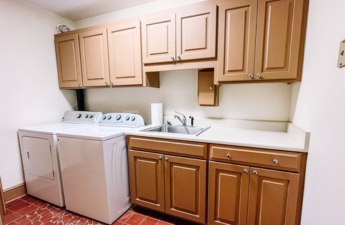 White Stone Cottage | 2 bedroom/2 bathroom Woodland Retreat in Hub City with Backyard + Fire Pit