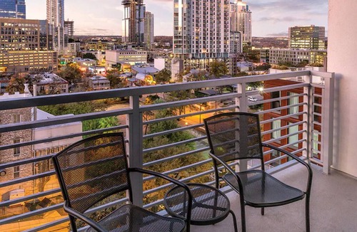 Warehouse District Condo | 2 Bedroom Condo w/Kitchen in Austin!