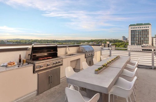 Warehouse District Condo | 2 Bedroom Condo w/Kitchen in Austin!