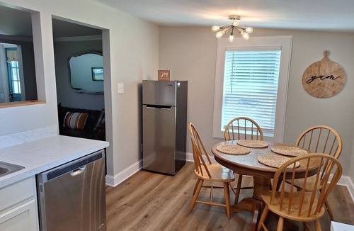 Salem Cottage | 2-bedroom cottage in beautiful Salem with mountain views.