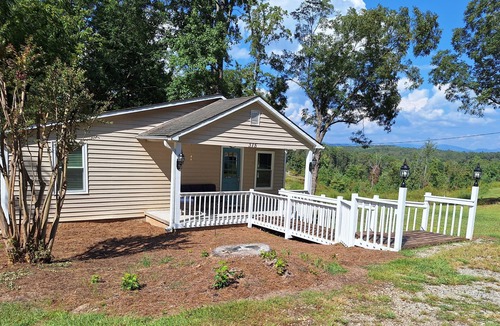 Salem Cottage | 2-bedroom cottage in beautiful Salem with mountain views.