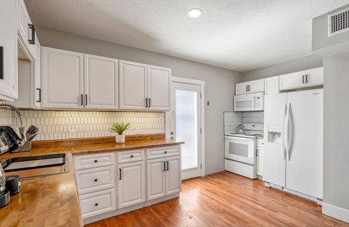 Greater East End Apartment | 2-bedroom - Equipped Kitchen - Gated Parking